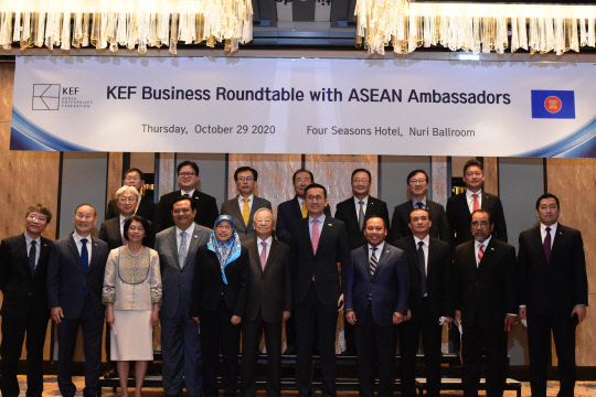 29일 서울 광화문 포시즌스 호텔에서 한국경영자총협회 열린 주한 아세안 대사단 초청 오찬 간담회에서 손경식(맨 앞줄 왼쪽 6번째) 경총 회장을 비롯해 아세안 국가 대사들과 경총 회장단이 기념사진을 찍고 있다. <경총 제공>